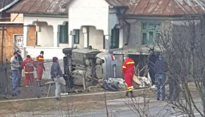 Accident pe DN1A! O maşină s-a răsturnat şi a ajuns într-o curte | FOTO