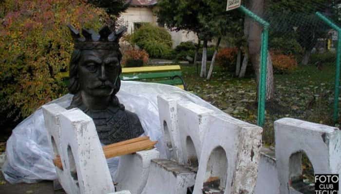 Un bust din bronz al lui Ștefan cel Mare a dispărut dintr-o fostă unitate militară
