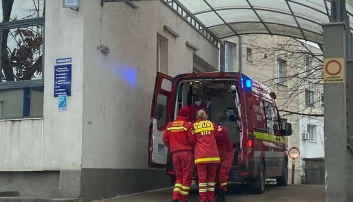 Copil de doi ani, grav rănit după ce a căzut de la etajul trei al unui bloc 