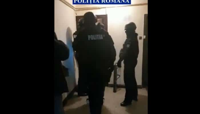 VIDEO - Percheziții în Prahova, la persoane bănuite de furt și viol