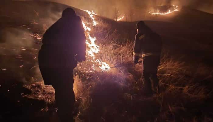 ISU Buzău a intervenit pentru stingerea unor incendii pe aproximativ de 400 de hectare