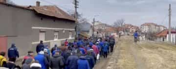 Sute de oameni au ieșit în stradă la Cugir, pentru a patra zi la rând: ”Vă bateți joc de noi”