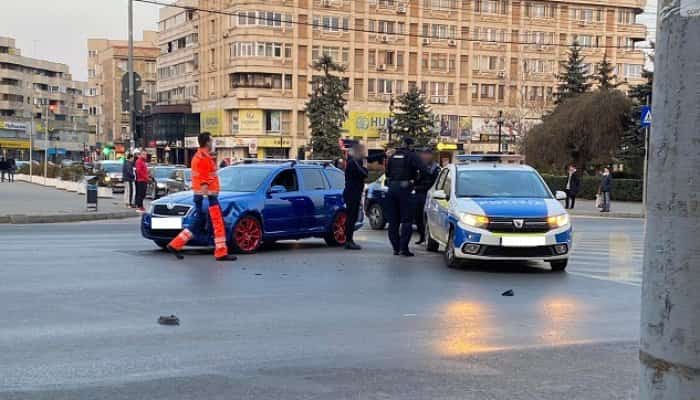 VIDEO - Autospecială de Poliție implicată într-un accident, în centrul Ploieștiului