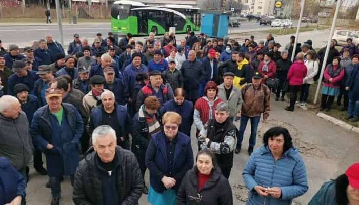 Angajaţii de la Carfil Braşov au declanşat o nouă grevă, nemulţumiţi că au primit doar 60% din salariile pe februarie