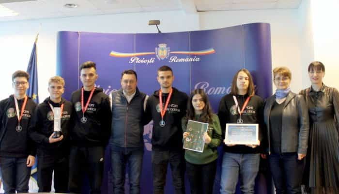 Elevii medaliaţi la campionatul de robotică, primiţi astăzi la Primăria Ploieşti