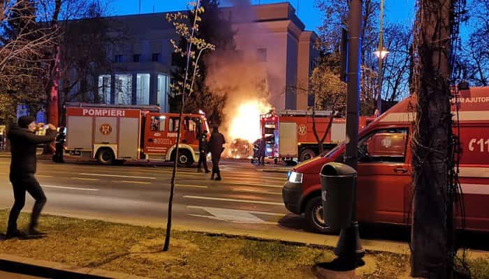 FOTO și VIDEO Un bărbat a intrat cu mașina în gardul Ambasadei Rusiei la București, apoi și-a dat foc. Individul, președintele asociației TATA, era judecat pentru abuzarea sexuală a fiicei sale vitrege