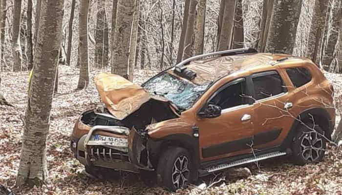 GALERIE FOTO. Accident mortal la Muntele Roșu. Un șofer s-a răsturnat cu mașina într-o râpă