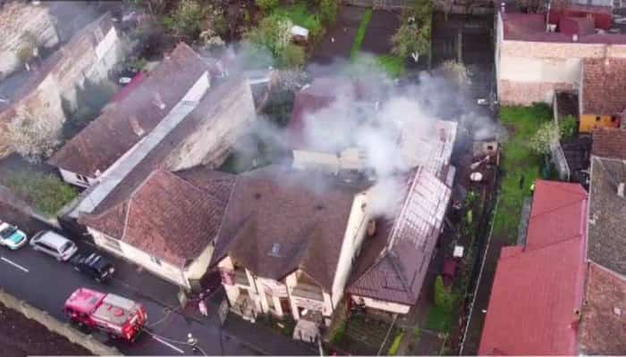 Incendiu de proporţii: Flăcările au cuprins două case și un laborator de analize medicale