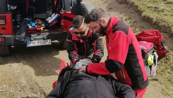 FOTO | Tânăr de 15 ani, recuperat de salvamontişti după ce a căzut pe un traseu de mountain bike din Azuga