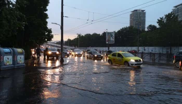 Mai multe străzi din Bucureşti au fost inundate din cauza ploii puternice