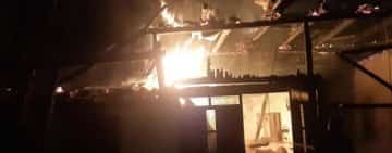 O casă din Ciorani s-a făcut scrum! Incendiu violent izbucnit din cauza unei lumânări