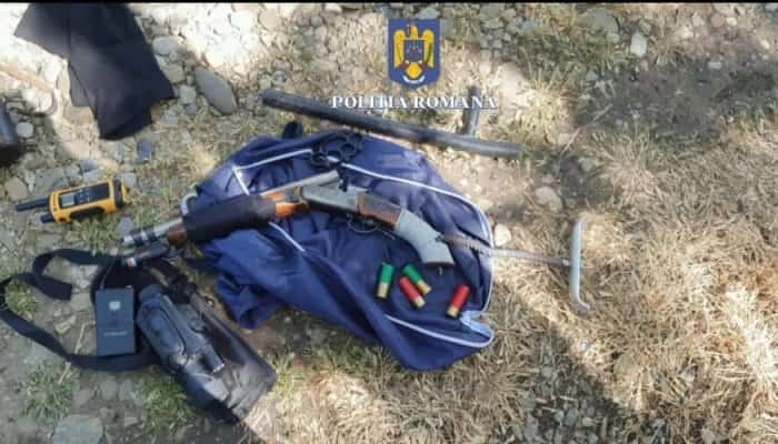 VIDEO Arme letale și cartușe descoperite de polițiștii prahoveni în timpul unor percheziții efectuate în Ialomița