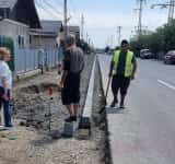 Florești: Se lucrează intens la trotuarele de pe strada Nedelii