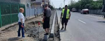 Florești: Se lucrează intens la trotuarele de pe strada Nedelii