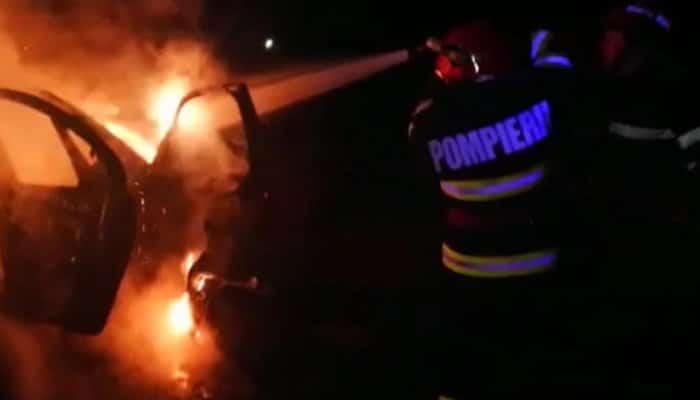 Un incendiu a afectat două autoturisme, azi-noapte, la Strejnic. ISU: Se pare că focul a fost pus intenționat