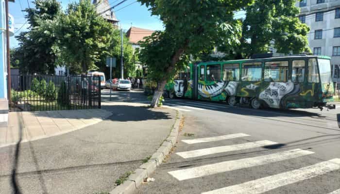 FOTO Tramvai blocat, în Ploiești, de mașina unui șofer căruia i s-a făcut rău la volan