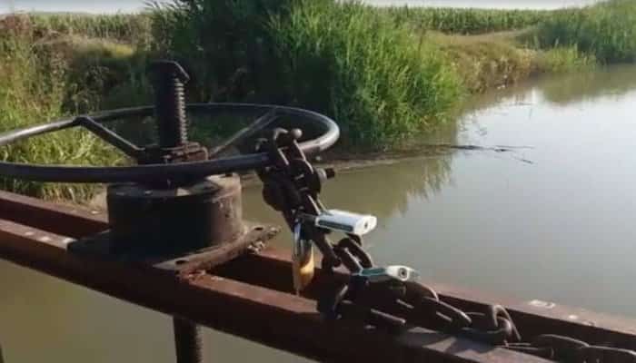 VIDEO | În plină secetă în Prahova, fermierii se ceartă pe un canal de irigaţii