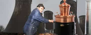 Nedrept! Un producător de ţuică din Poseşti are mai multe cazane funcţionale decât CET-ul de la Brazi