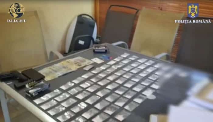 VIDEO Prahovean arestat preventiv pentru trafic de droguri. Zeci de plicuri cu cocaină au fost găsite la percheziții