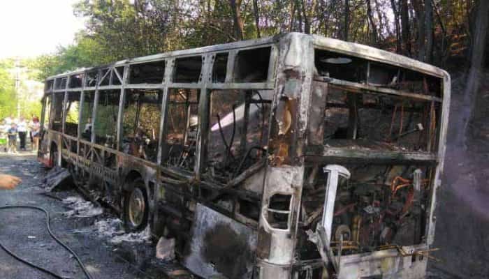 Autobuz distrus într-un incendiu | 17 persoane s-au autoevacuat în siguranţă