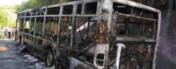 Autobuz distrus într-un incendiu | 17 persoane s-au autoevacuat în siguranţă