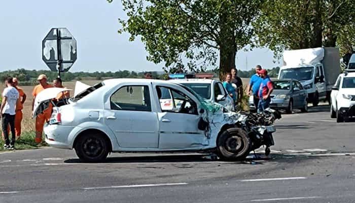 FOTO. O femeie a ajuns la spital după ce autoturismul în care se afla a fost implicat într-un accident la Drăgănești