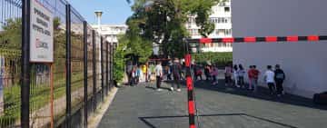 FOTO și VIDEO Teren de sport cu suprafață anti-traumă amenajat cu sprijinul Petrotel-Lukoil, la Școala „Sf. Vasile” din Ploiești