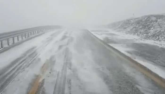 VIDEO Lapoviță și ninsoare pe Transalpina. Drumarii recomandă evitarea deplasărilor în zonă
