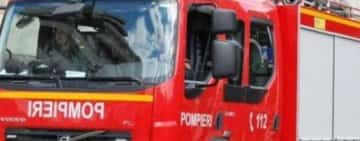 Intervenție a pompierilor în cartierul Mihai Bravu. Mai multe persoane au fost evacuate în urma unui incendiu declanșat de o candelă lăsată nesupravegheată