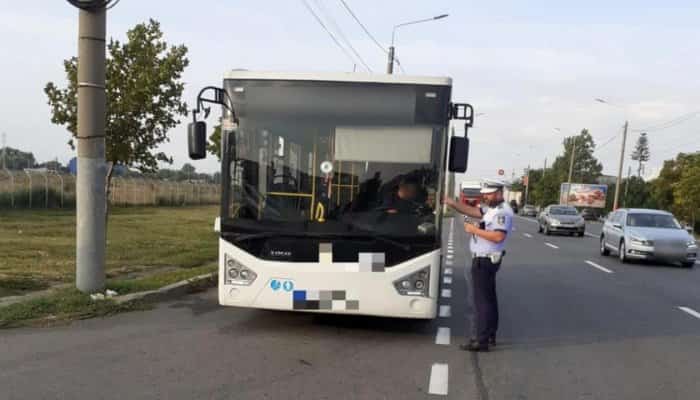 Un șofer de autobuz a fost prins drogat în trafic transportând călători