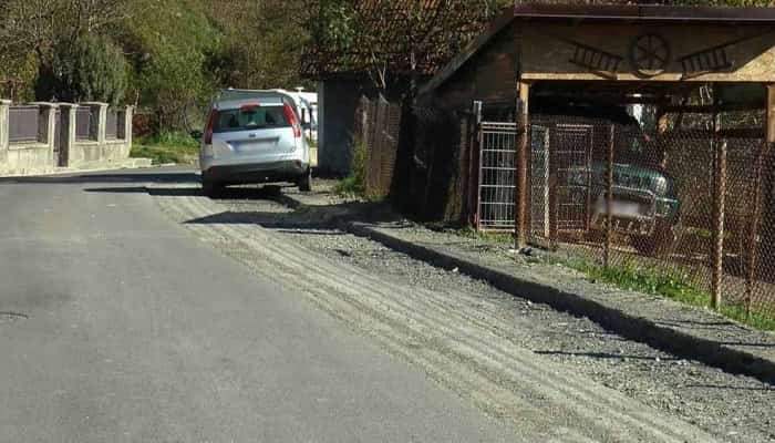 Două firme, care s-au certat cu o a treia companie din cauza prețului unor lucrări de asfaltare, și-au luat asfaltul acasă