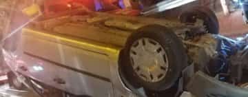 VIDEO 🎦 Maşină răsturnată pe şosea, în zona Podul Înalt din Ploieşti