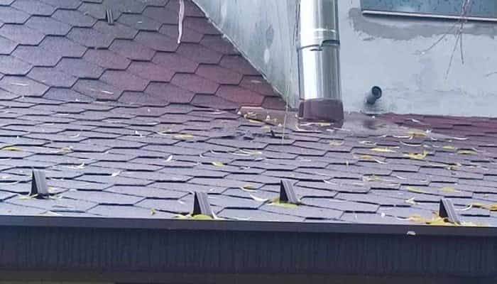 Imagini cu pagubele produse de o bucată de rachetă antigrindină care a lovit acoperișul unei case
