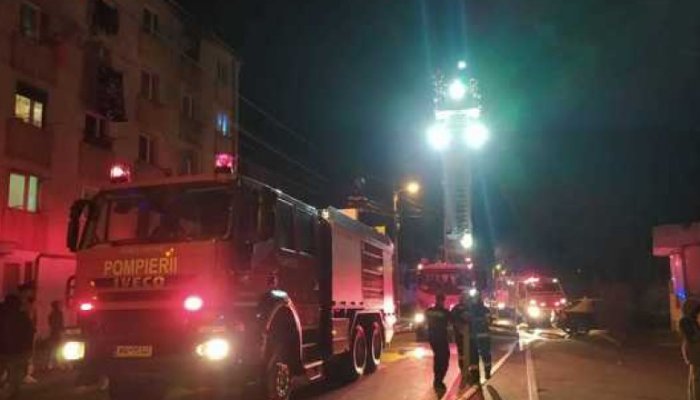 73 de persoane evacuate, după un incendiu într-un bloc de locuinţe