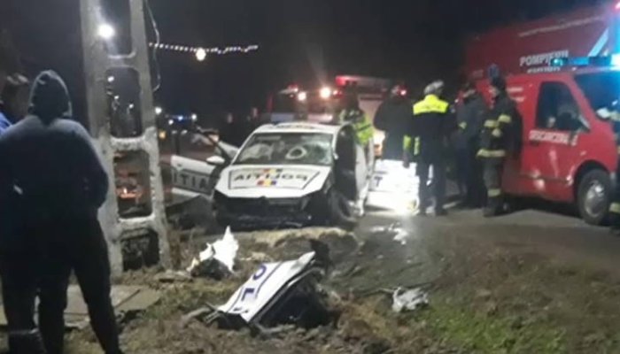 Maşină de Poliţie distrusă, după o urmărire pe un drum judeţean din Buzău