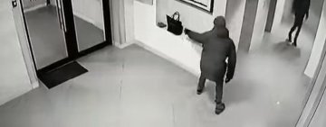 VIDEO. Dezamăgiți că n-au reușit să jefuiască niciun apartament, doi hoţi s-au mulțumit cu geanta femeii de serviciu 
