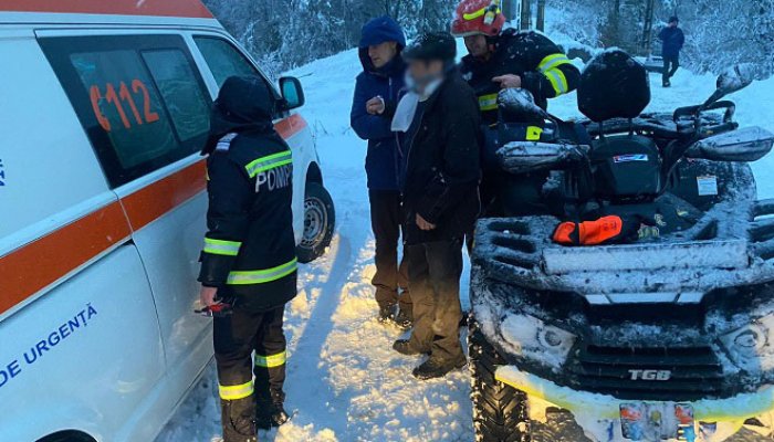 VIDEO 🎦 Un bărbat de 78 de ani, cu insuficiență respiratorie, a fost salvat în timpul ninsorilor de vineri cu ajutorul unui proprietar de ATV