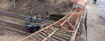 FOTO 📸 Trafic feroviar restricționat la Predeal! Un șofer a căzut cu mașina pe calea ferată