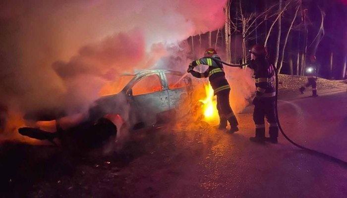ISU Dâmbovița a intervenit pentru stingerea a două automobile care au luat foc