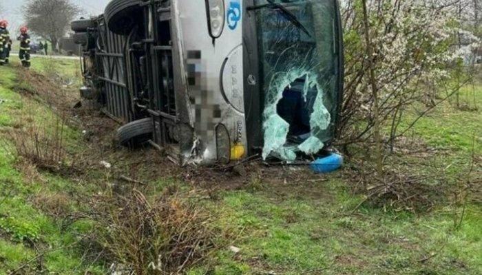 Un autocar plin cu pasageri s-a răsturnat într-un şanţ. Patru persoane au ajuns la spital
