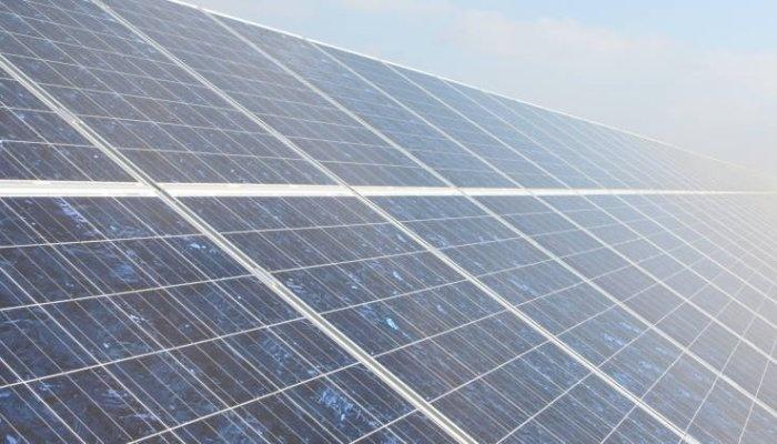 Ploieştenii care-şi montează panouri fotovoltaice pe banii lor ar putea fi scutiţi 10 ani de la plata impozitului