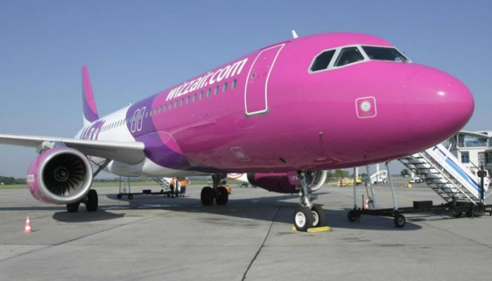 Un avion WizzAir care decolase din Sibiu a trebuit să facă o aterizare de urgenţă după ce a lovit o pasăre