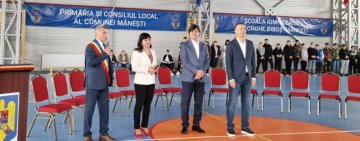 FOTO | Şcoală nouă şi sală de sport, construite din fonduri europene, inaugurate astăzi în Măneşti