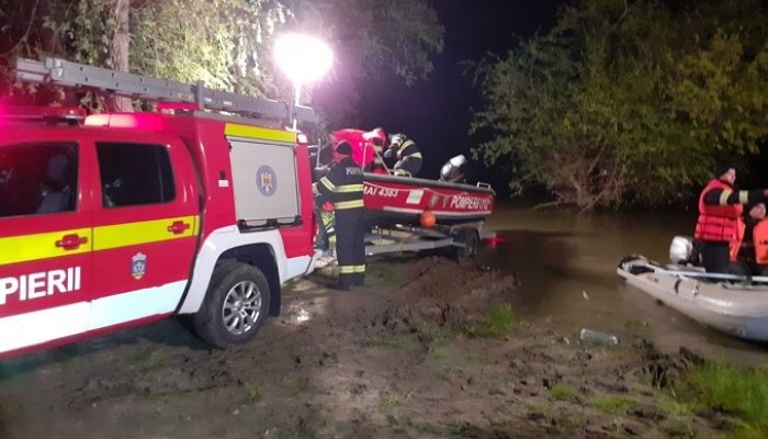 O barcă în care se aflau 12 persoane s-a răsturnat în râul Mureș. Un copil a murit. Doi copii și doi adulți sunt dispăruți