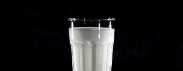 Acordul între retaileri şi procesatori pentru reducerea preţului laptelui se aplică începând de astăzi