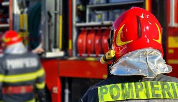 Trei autospeciale de stingere au intervenit vineri noapte pentru lichidarea unui incendiu în Podgoria