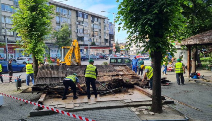FOTO | A început demontarea foișoarelor din lemn din centrul Ploieștiului