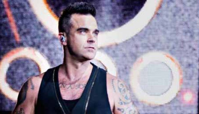 Concertul lui Robbie Williams din Piața Constituției, programat la începutul lunii iunie, se amână pentru august