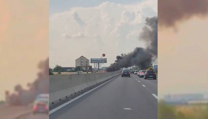 VIDEO 🎦 O mașină a luat foc pe Centura de Vest a Ploieștiului