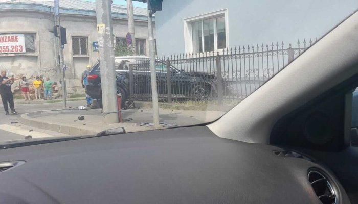 Încă un accident în centrul Ploieștiului, nu departe de locul unde o mașină de Poliție și un autobuz s-au lovit azi-noapte